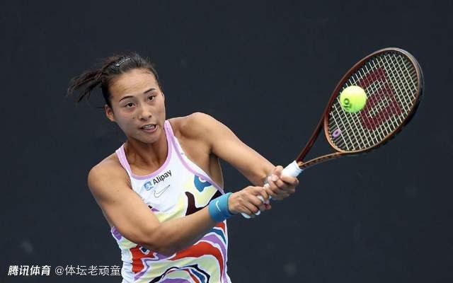 夫人在她20多岁的撕网袜