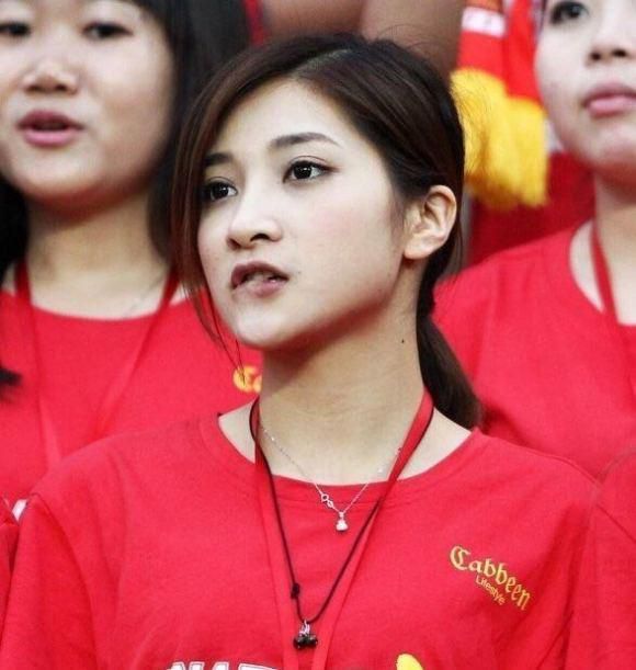 美女扒开屁股让人捅